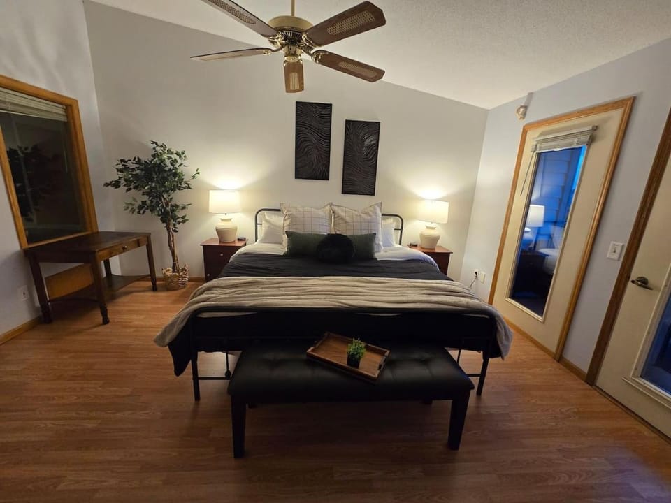 Spacious 2-Story Condo by the Lake Apartment in Lake Delton