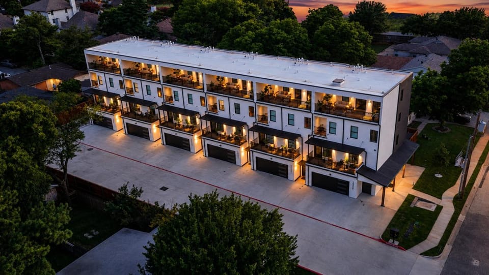 Victory Terraces C Walk to Cowboys Stadium Game room and rooftop patio House in Arlington
