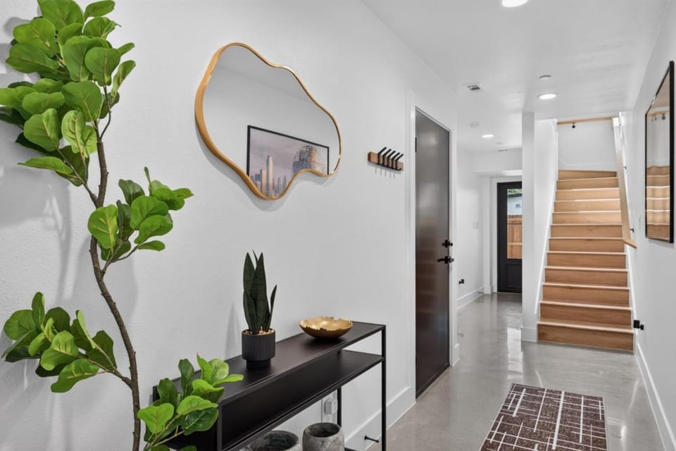 Victory Terraces E Walk to Cowboys Stadium Game room and rooftop patio House in Arlington