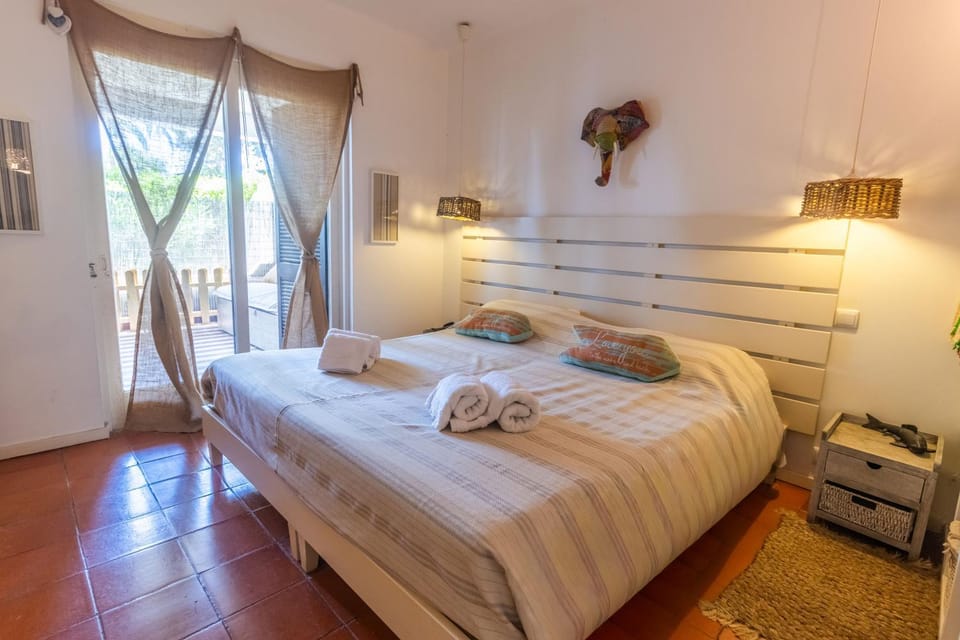 Bed, Photo of the whole room, Bedroom, towels