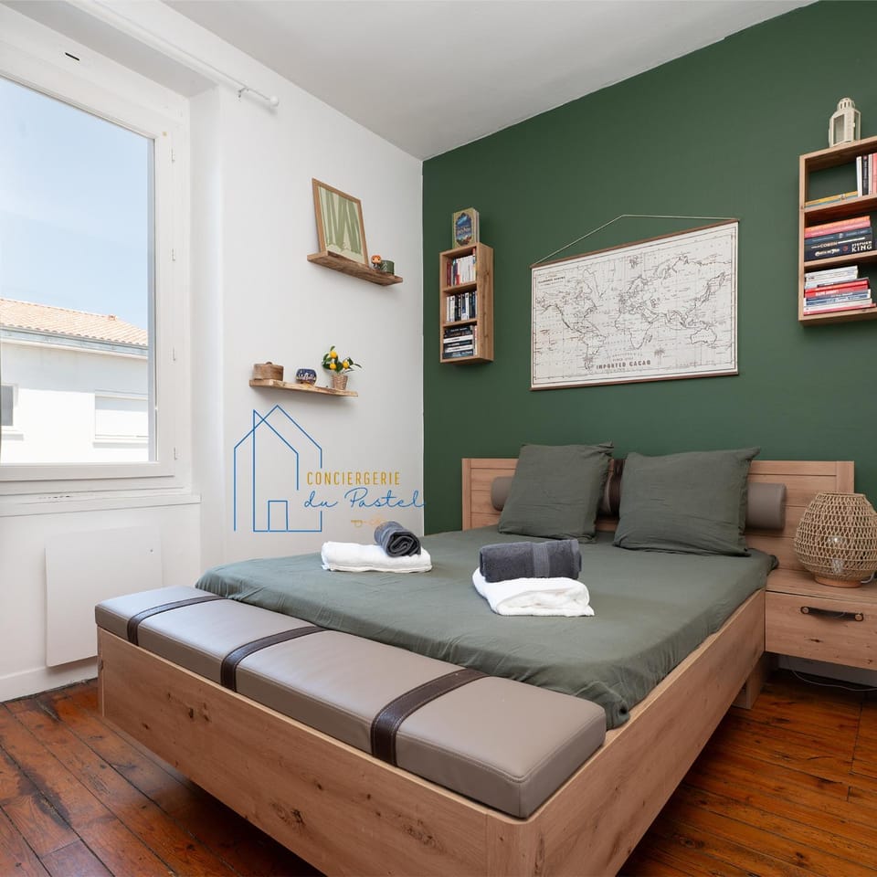 Bed, Photo of the whole room, Decorative detail, Bedroom, towels