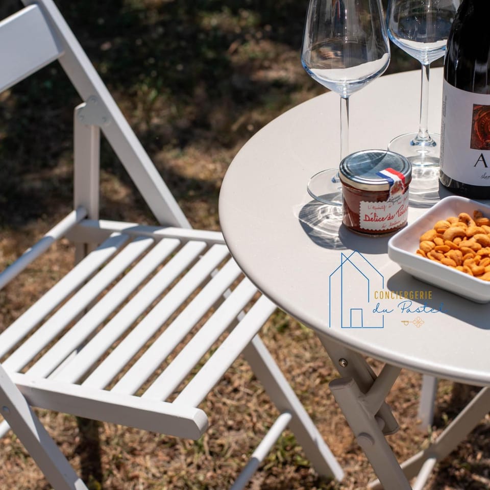 Garden, Food and drinks, Dining area, Food, Lunch, Dinner, Drinks, Alcoholic drinks