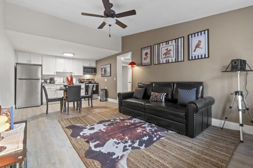 Western Retreat near Ft Moore Apartment in Columbus