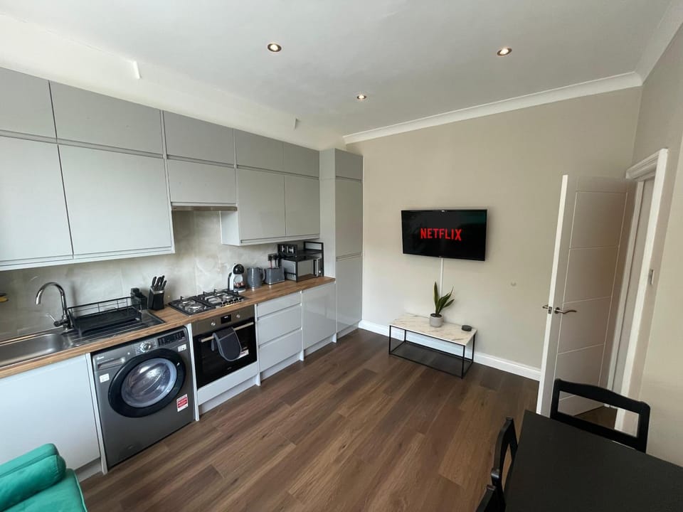 TV and multimedia, Kitchen or kitchenette, Living room, oven, stove, toaster, washing machine