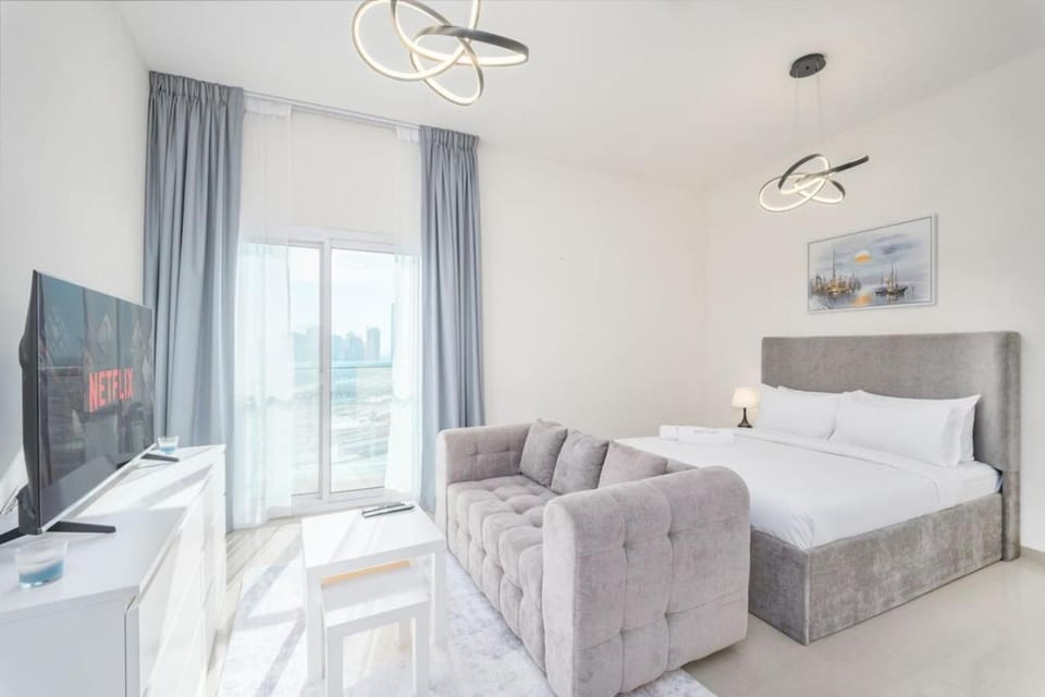 FIRST CLASS Studio Lavish Cozy Haven Apartment in Dubai