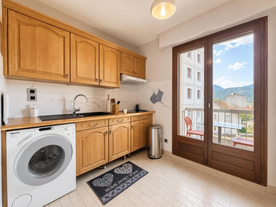Grand T3 - Balcon vue montagne - Centre Aix Apartment in Aix-les-Bains