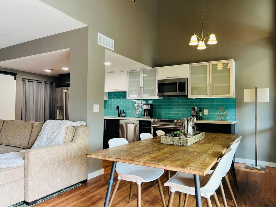 Kitchen or kitchenette, Seating area, Dining area