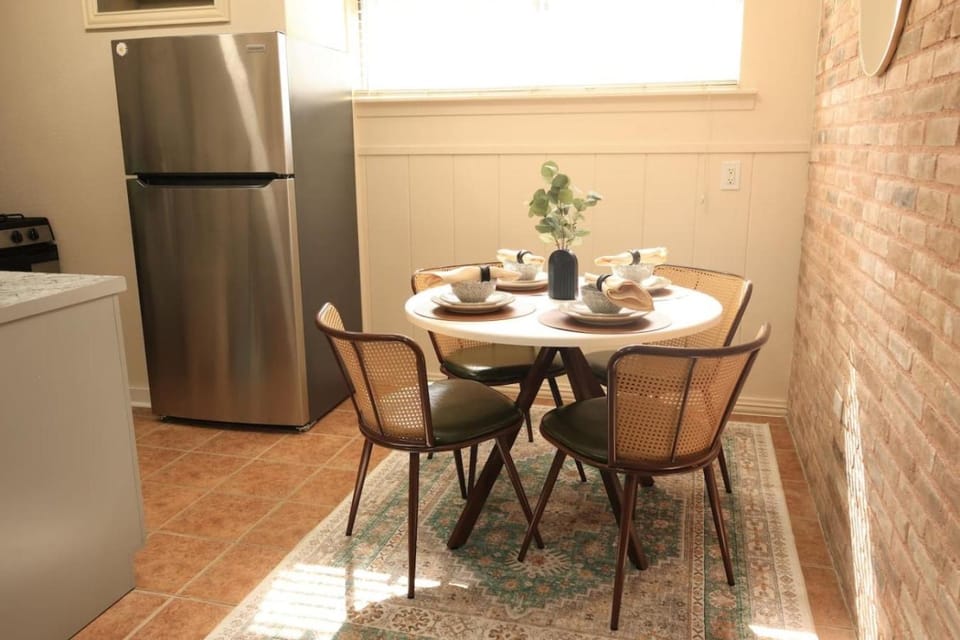 Retro Vibes Near UT, Bars and Live Music Apartment in Austin