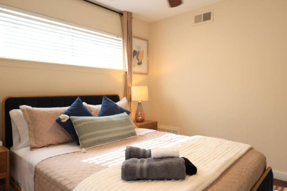 Retro Vibes Near UT, Bars and Live Music Apartment in Austin