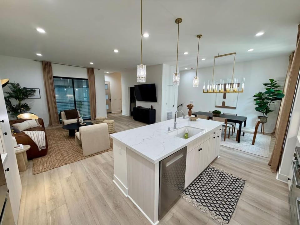 NEW Echo Park 3BR Home with Rooftop Deck And Views House in Echo Park