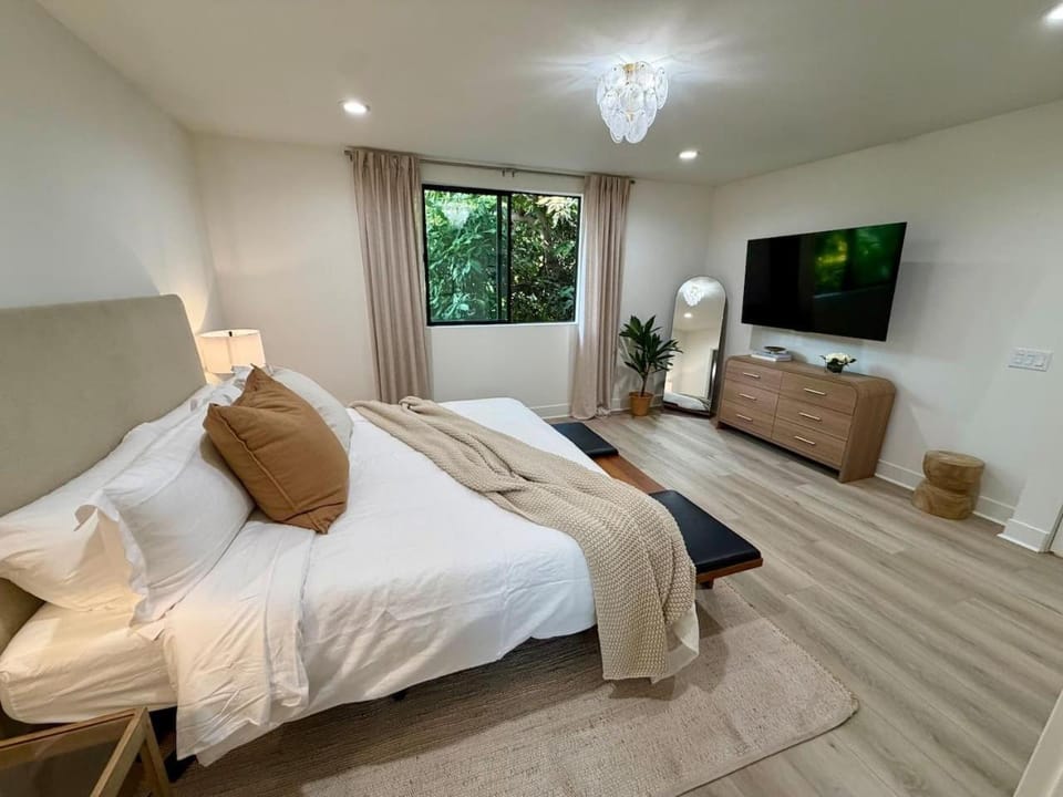NEW Echo Park 3BR Home with Rooftop Deck And Views House in Echo Park