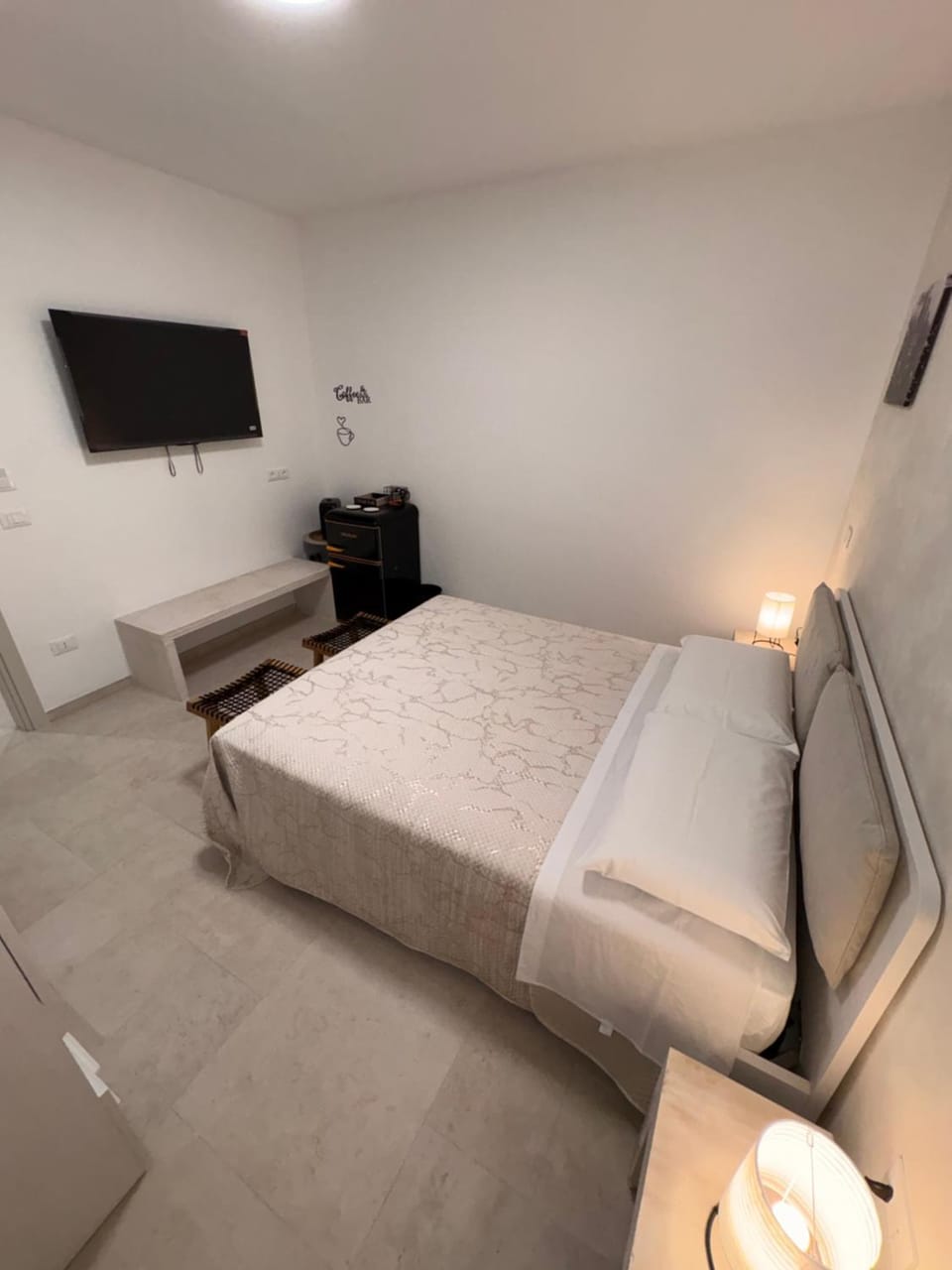 Bed, TV and multimedia, Photo of the whole room, Bedroom
