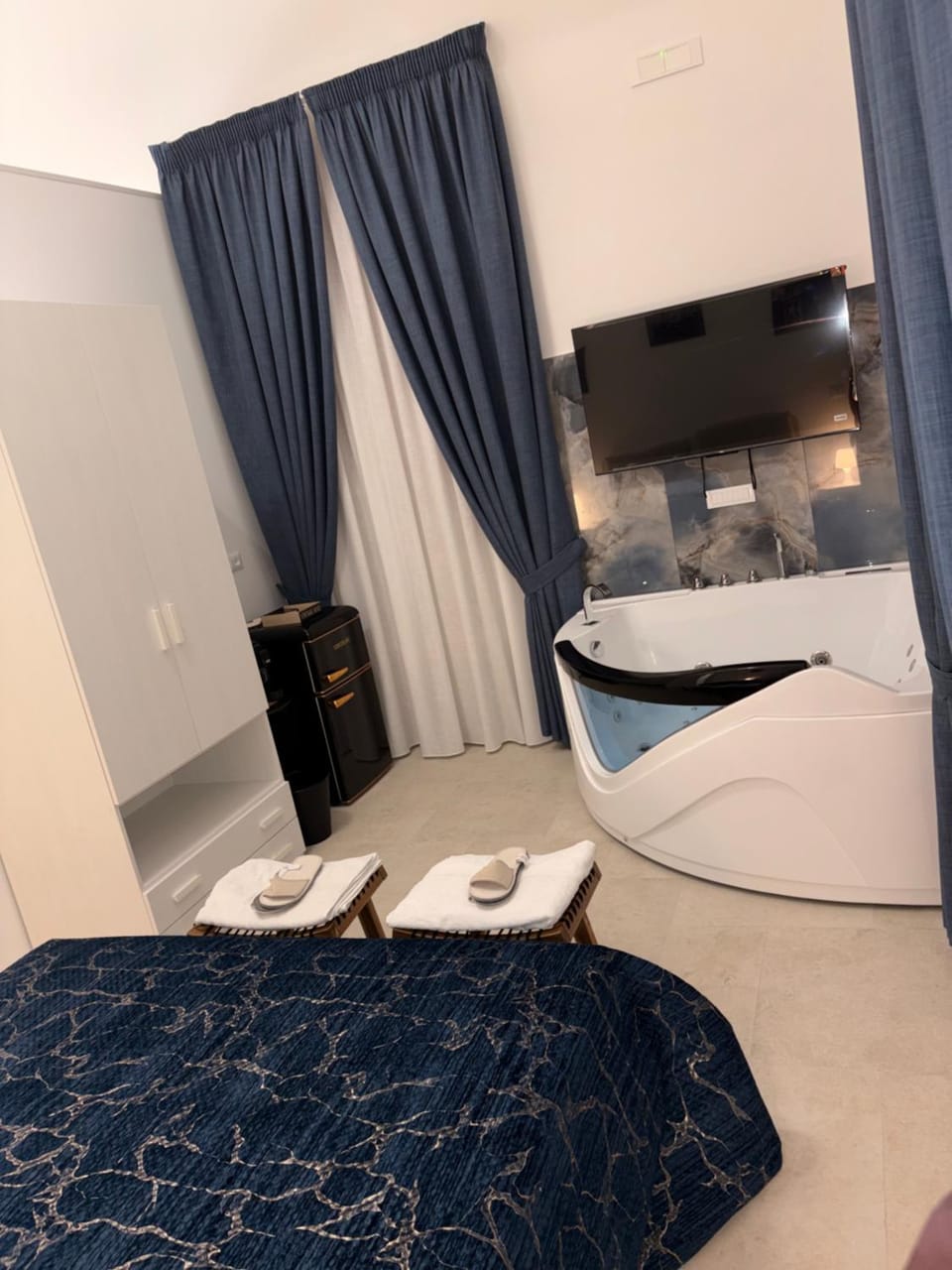 Bed, Hot Tub, TV and multimedia, Bedroom, City view