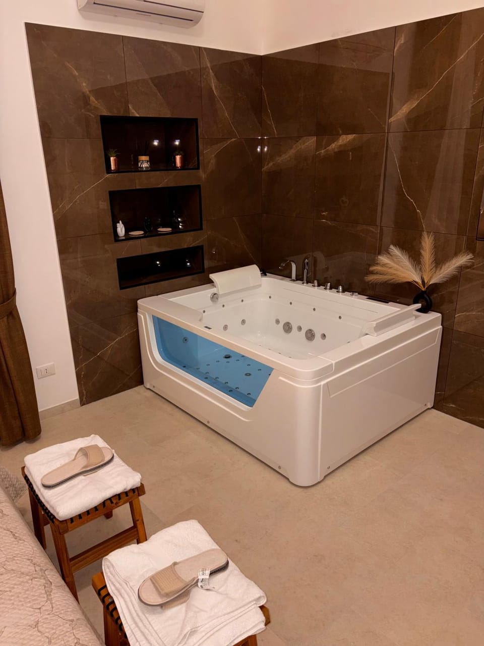 Hot Tub, towels