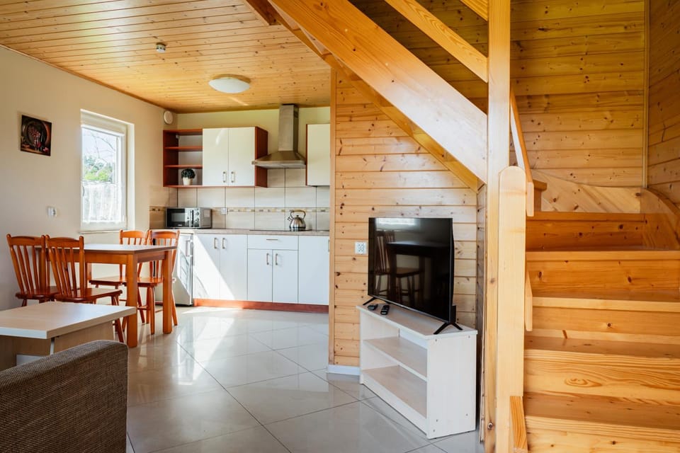 Kitchen or kitchenette, Living room, Seating area, Dining area, stove