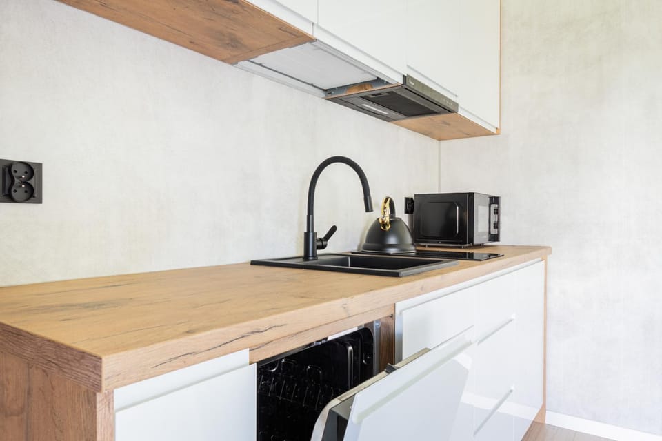Coffee/tea facilities, Kitchen or kitchenette, stove