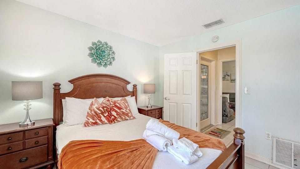 1R Lido Key Steps to Beach Walk to St Armands Apartment in Lido Key