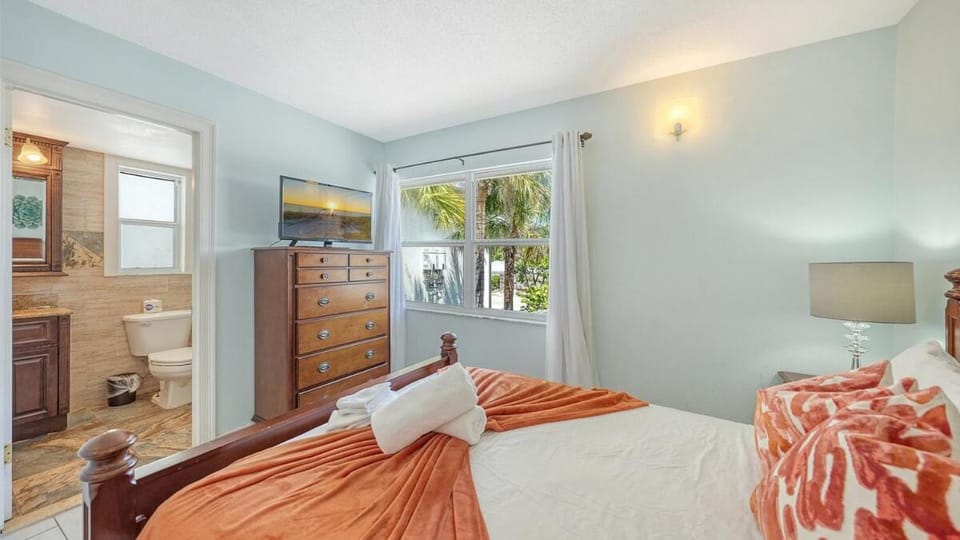 1R Lido Key Steps to Beach Walk to St Armands Apartment in Lido Key