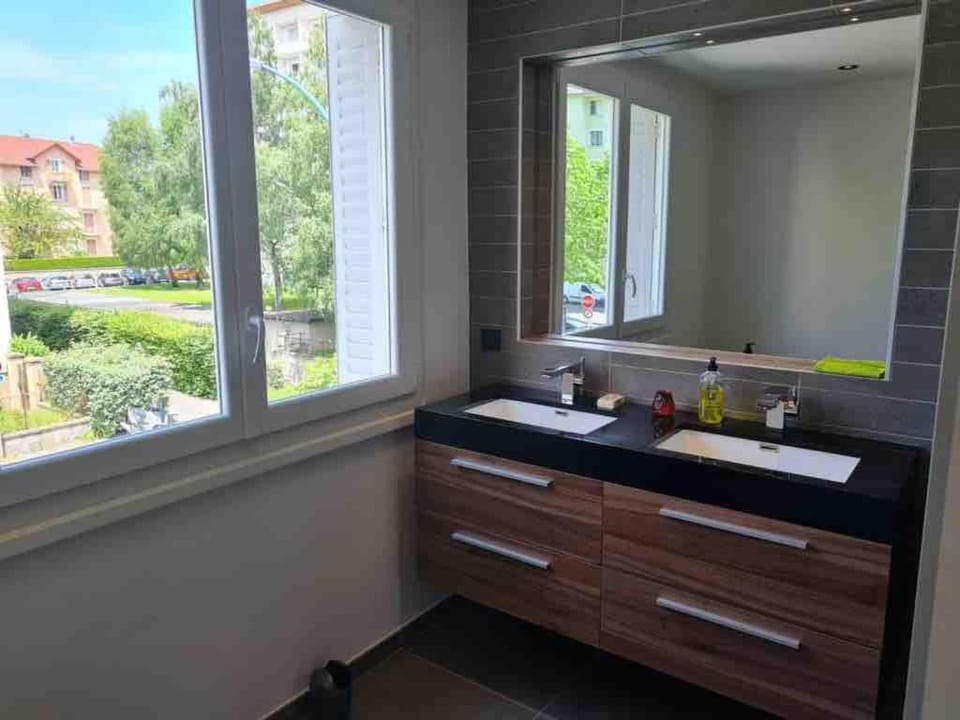 69 m2 of Happiness 100 m from Lake Apartment in Annecy