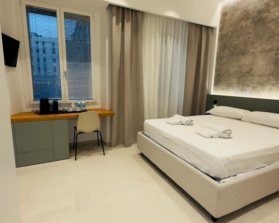 Bed, Coffee/tea facilities, Decorative detail, Bedroom, wardrobe, air conditioner