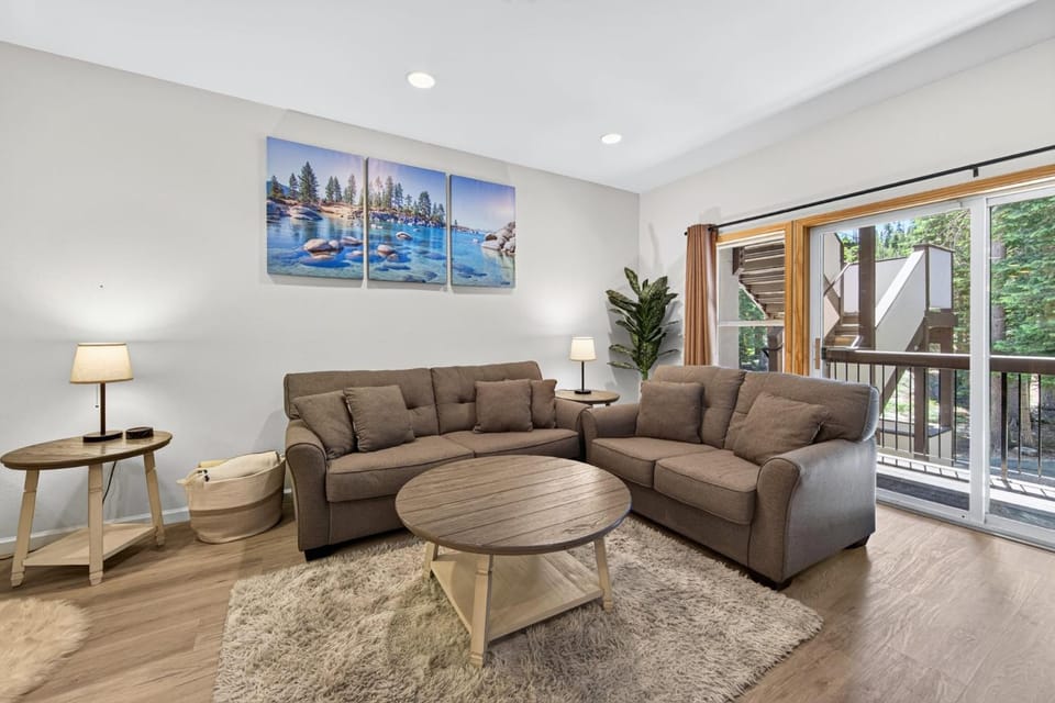 Tavern Inn # 41 at Olympic Valley - 2BR near Palisades w Ski Shuttle & HOA! House in Palisades Tahoe (Olympic Valley)