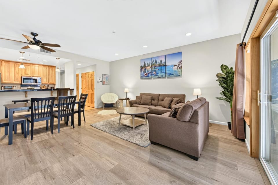 Tavern Inn # 41 at Olympic Valley - 2BR near Palisades w Ski Shuttle & HOA! House in Palisades Tahoe (Olympic Valley)
