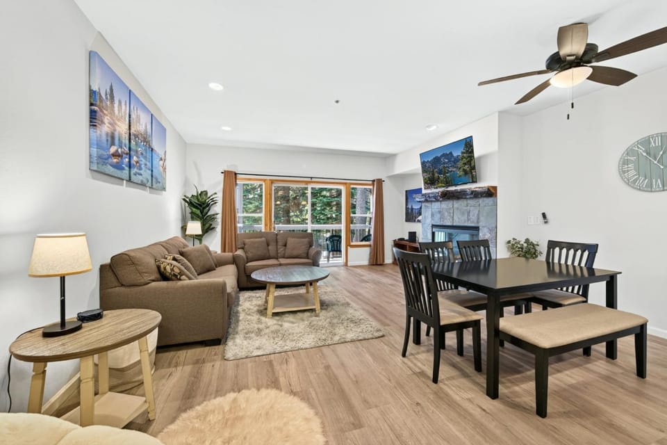 Tavern Inn # 41 at Olympic Valley - 2BR near Palisades w Ski Shuttle & HOA! House in Palisades Tahoe (Olympic Valley)