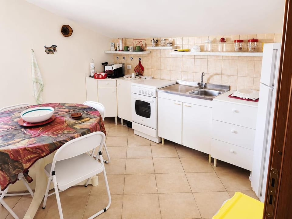 Kitchen or kitchenette, oven, stove