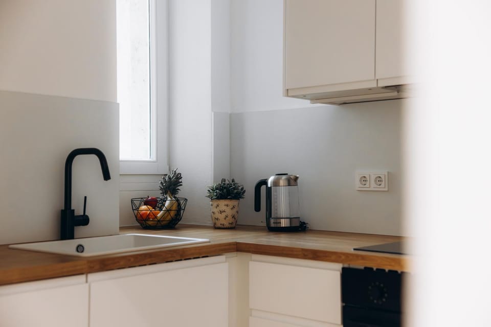 Coffee/tea facilities, Kitchen or kitchenette, stove