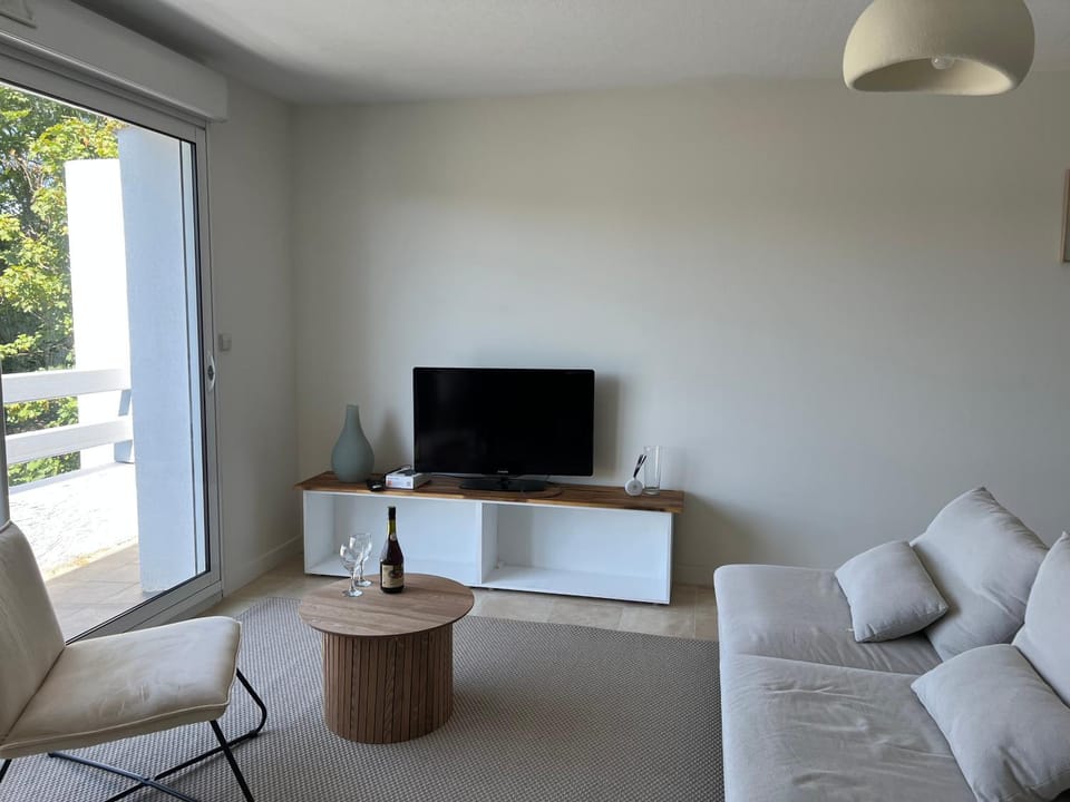 Communal lounge/ TV room, TV and multimedia, Living room, Seating area, Evening entertainment