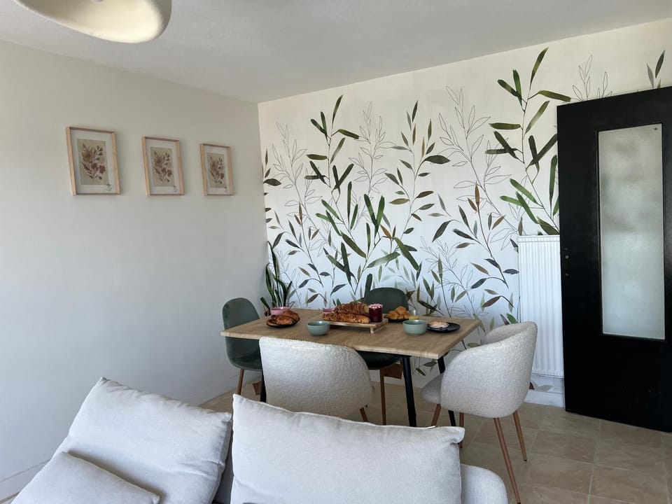 Seating area, Dining area