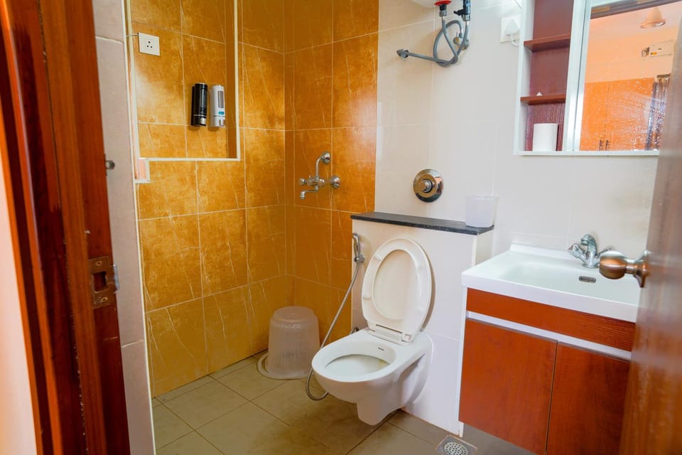 Shower, Toilet, Bathroom, bidet, towels
