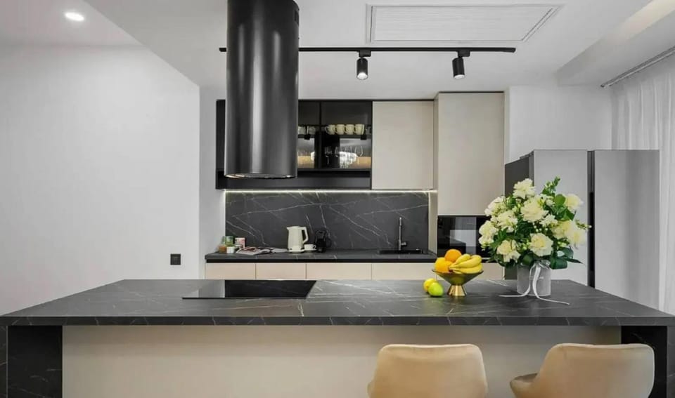 Kitchen or kitchenette, Dining area, minibar, stove