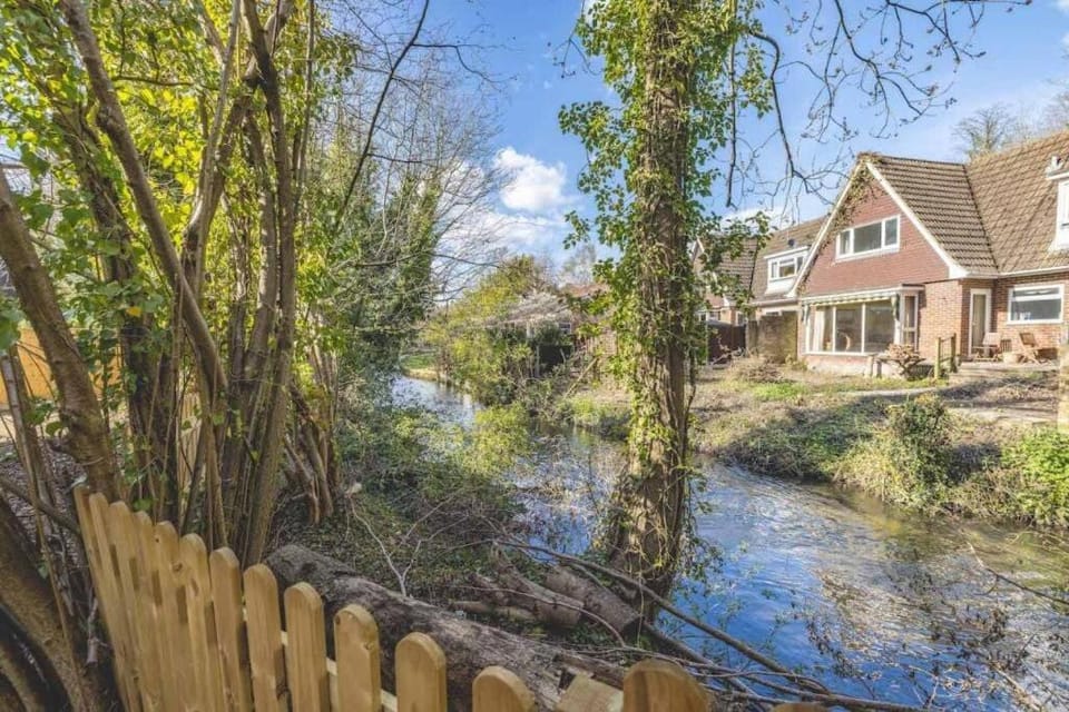 House in Wooburn Moor with River view House in Wycombe District