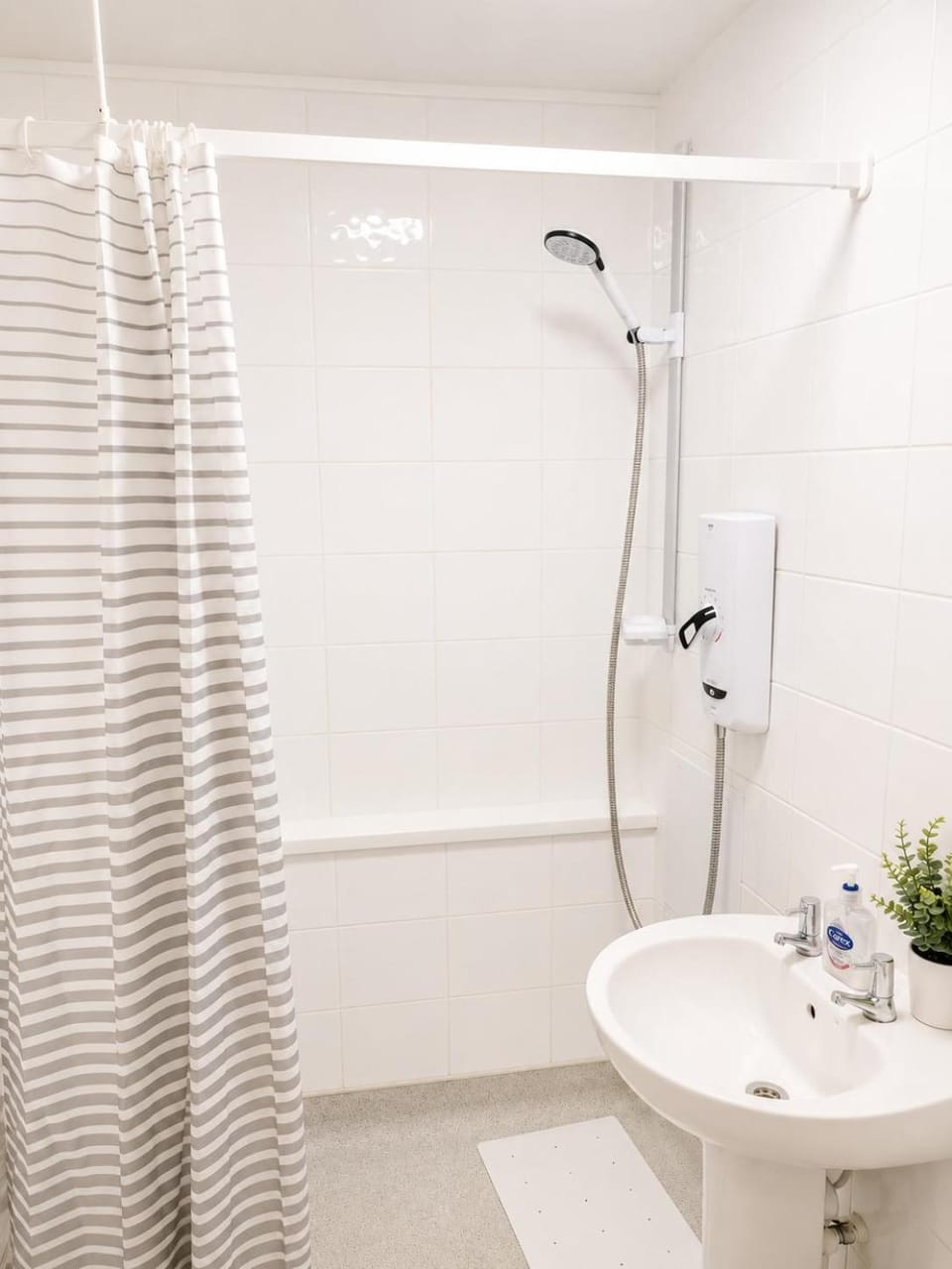 Boulevard Apartment - Fully Accessible Flat - City Centre -Parking- Sleeps 3 Apartment in Milton Keynes