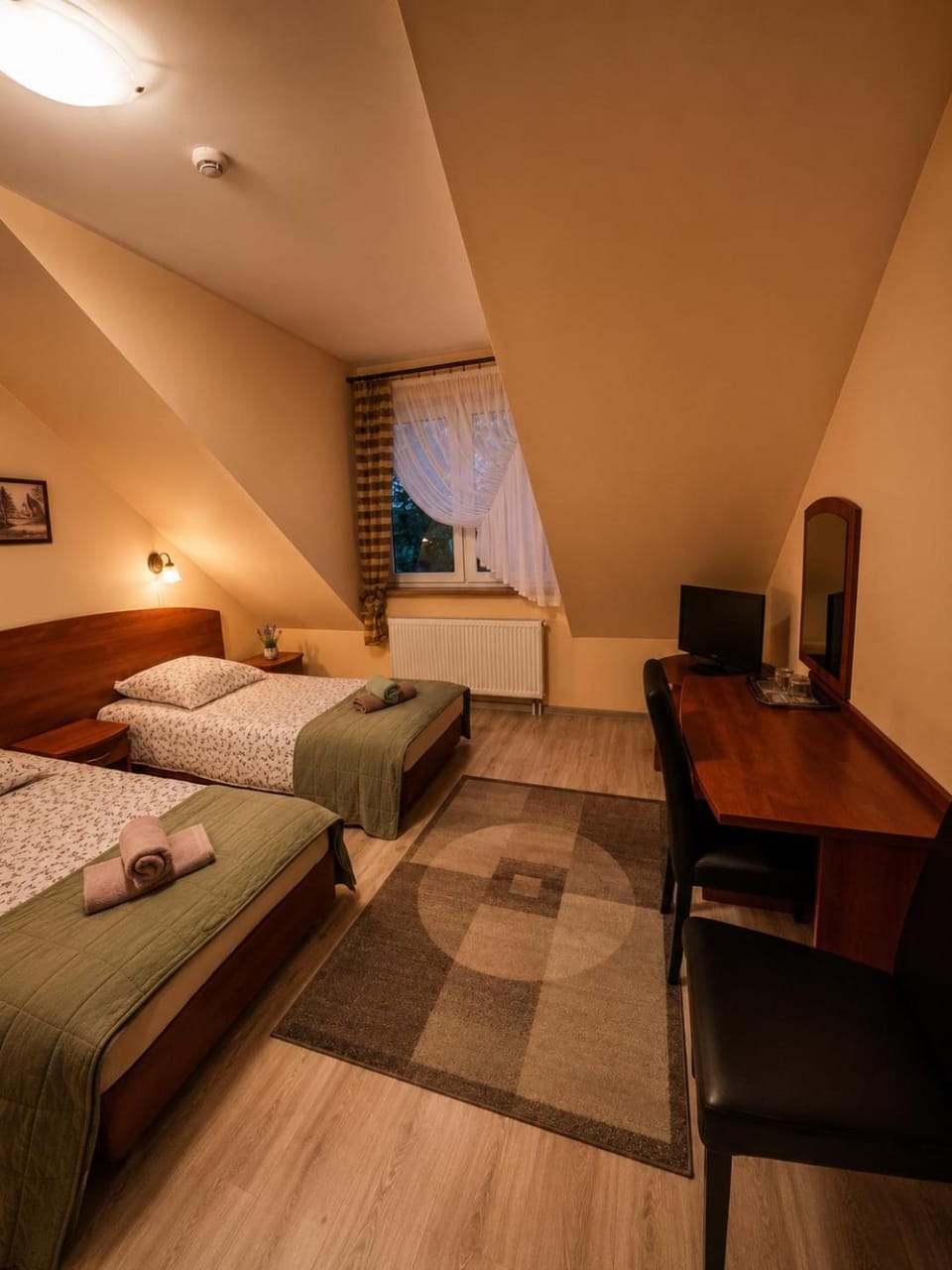 Bed, TV and multimedia, Photo of the whole room, Bedroom