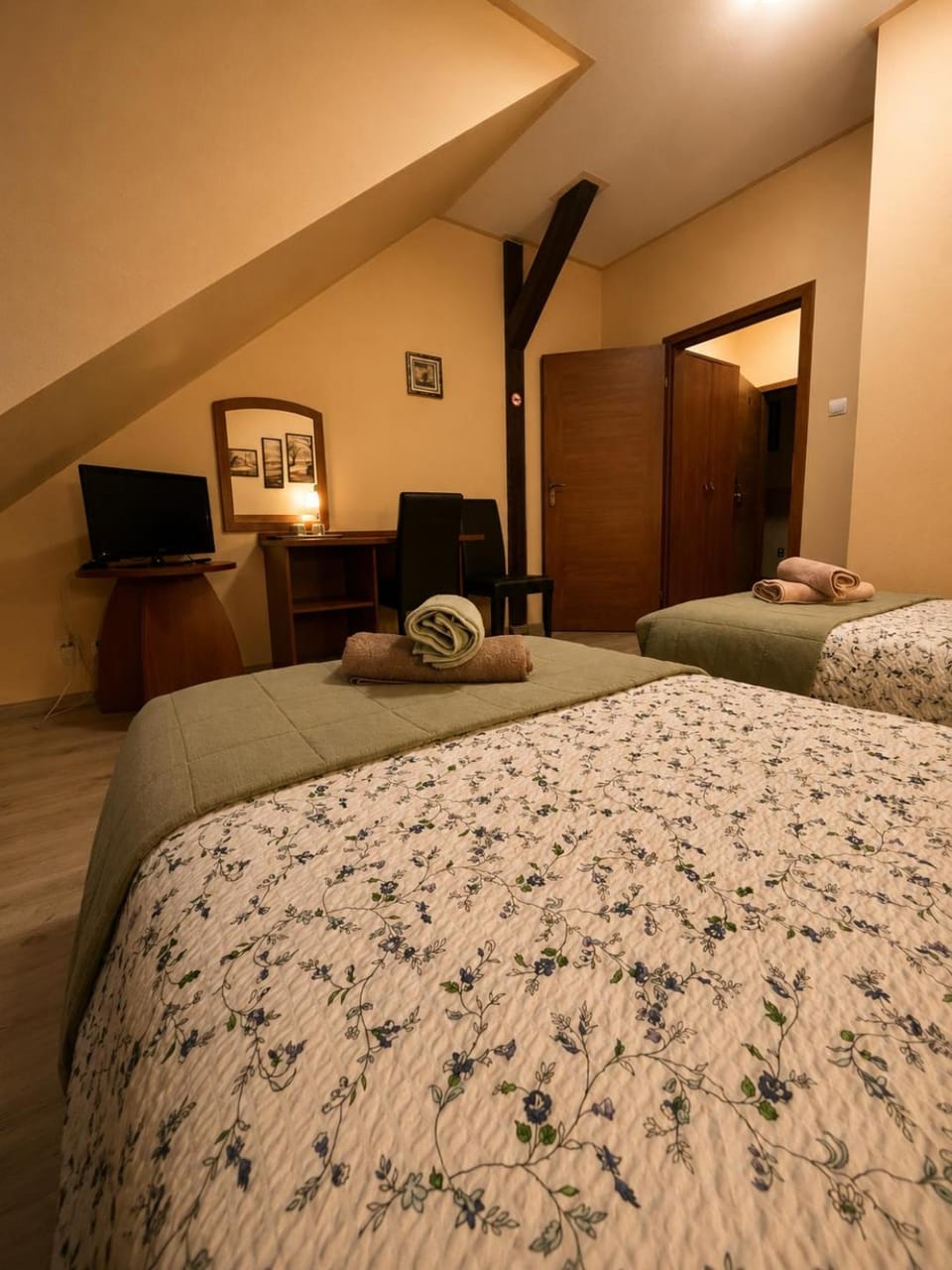 Bed, TV and multimedia, Bedroom