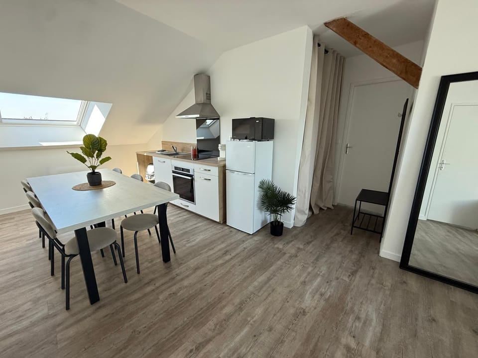 TV and multimedia, Kitchen or kitchenette, Seating area, Dining area, oven, stove
