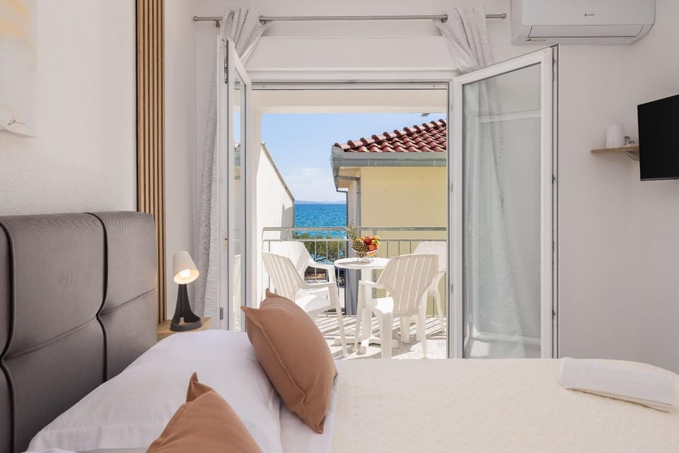 Bed, Day, Natural landscape, TV and multimedia, View (from property/room), Balcony/Terrace, Seating area, Evening entertainment, Bedroom, Sea view