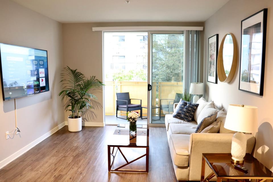 Heart of Santa Monica Free Parking Apartment in Santa Monica