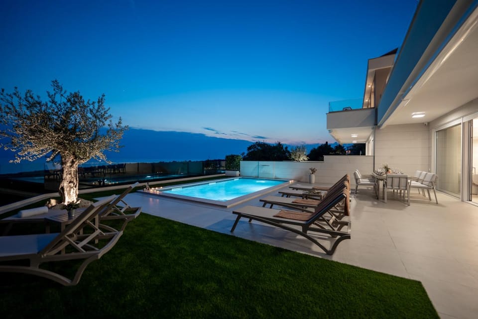 Balcony/Terrace, Pool view, Sea view, Swimming pool, sunbed