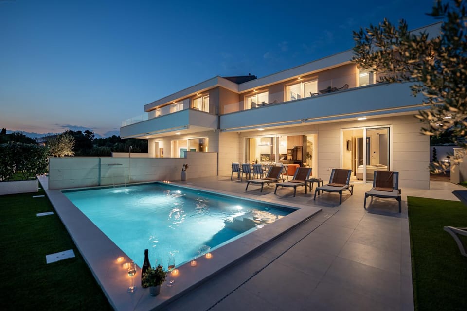Property building, Pool view, Swimming pool, sunbed