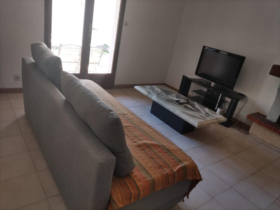 Bed, Living room