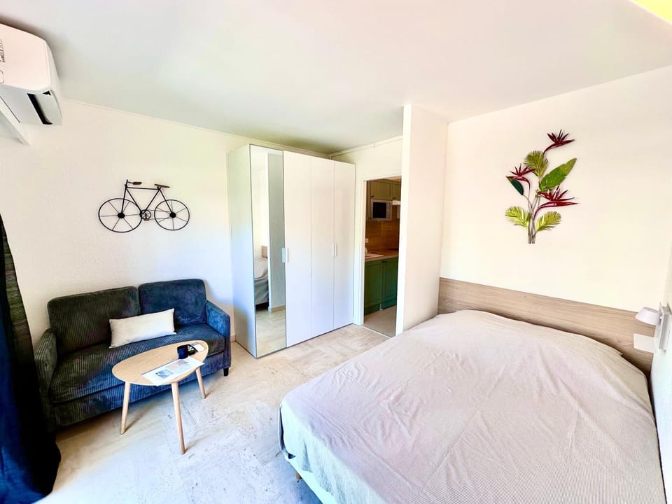 Bed, Living room, Photo of the whole room, Bedroom