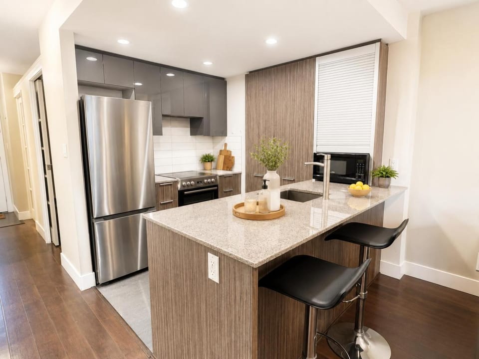 Prime Richards Street 2BR City Stay Apartment in Vancouver