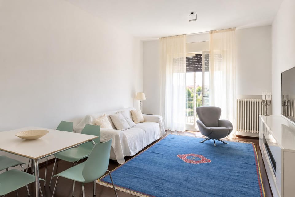 Communal lounge/ TV room, Bed, TV and multimedia, Living room, Seating area