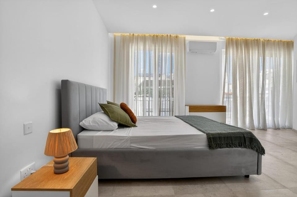 Stylish Penthouse with private Pool andJacuzzi Apartment in Malta