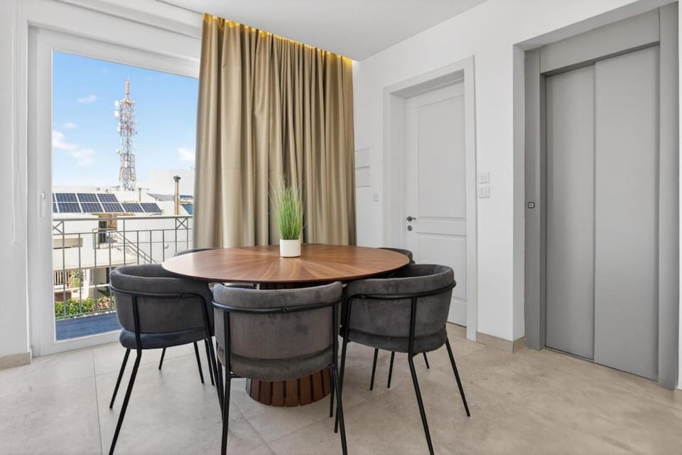Stylish Penthouse with private Pool andJacuzzi Apartment in Malta