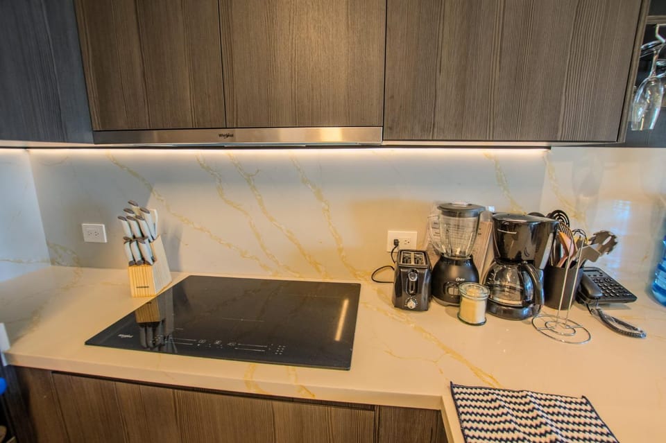 Coffee/tea facilities, Kitchen or kitchenette, stove, toaster