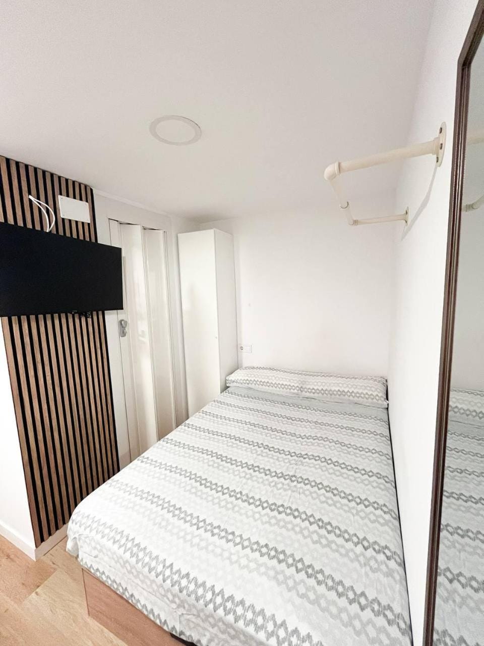 Bed, TV and multimedia, Photo of the whole room, Bedroom, wardrobe